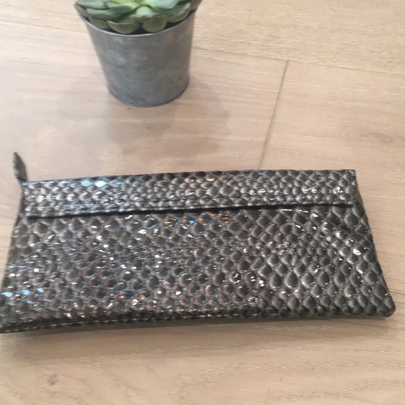 π HP β‘οΈ Black Faux Leather Reptile Clutch - Picture 4 of 5